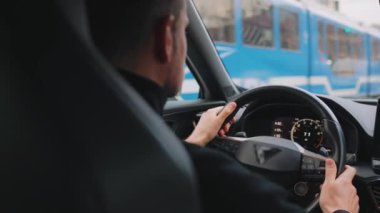 Şehrin sokaklarında araba süren bir adamın arka koltuğu.