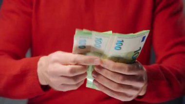 Avro banknotlarını sayan adam, yakın plan. Yatırım, başarı, finansal beklentiler veya kariyer ilerlemesi kavramı.