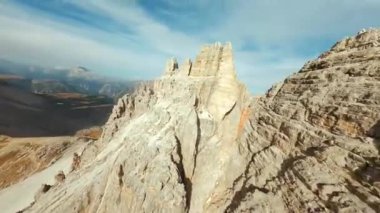 FPV İHA 'sı Cristallo Dağı' nın keskin dağ uçurumlarına yakın uçuyor. İtalya ve Alplerdeki Dolomitler.