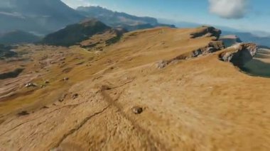 FPV İHA 'sı Alplerdeki Seceda, İtalya' nın keskin dağ uçurumlarına, Dolomite dağlarına yakın uçuyor..
