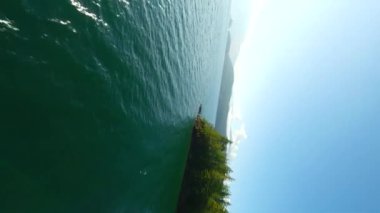 Kanada 'da göz kamaştırıcı sonbahar manzarası. Dağ yamaçlarındaki renkli ormanın havadan görünüşü ve Harrison Gölü, British Columbia. FPV insansız hava aracı tarafından çekildi.