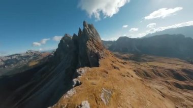FPV İHA 'sı Alplerdeki Seceda, İtalya' nın keskin dağ uçurumlarına, Dolomite dağlarına yakın uçuyor..