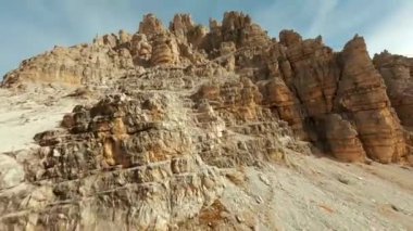 FPV İHA 'sı Cristallo Dağı' nın keskin dağ uçurumlarına yakın uçuyor. İtalya ve Alplerdeki Dolomitler.