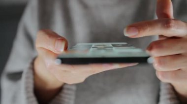 Sosyal medyada akıllı telefondan yayın yapan, dokunmatik ekranlara dokunan, kurye uygulaması kullanan bir kadın. Cep telefonu tutan kadın..