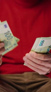 Avro banknotlarını sayan adam, yakın plan. Yatırım, başarı, finansal beklentiler veya kariyer gelişimi kavramı. Dikey video