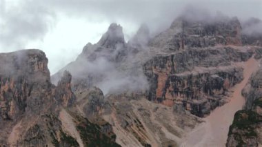 Bulutlu yüksek dağ sırasının havadan görünüşü. Dolomites, İtalya 'daki Cristallo Dağı. Güzel sonbahar manzarası