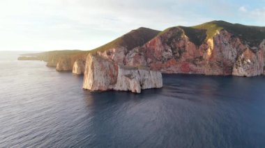Porto Flavia yakınlarındaki Sardinya 'da mavi deniz. Pan di Zucchero 'nun hava manzarası ve kristal berrak deniz. İtalyan tatili