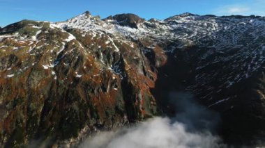 Güzel sonbahar dağ manzarası ve vadide uçan beyaz bulutlar. Alpler, Avusturya