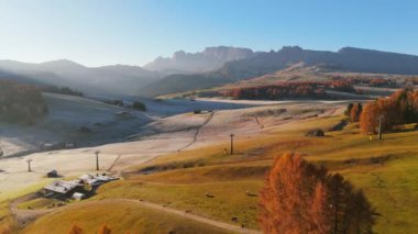 Alpe di Suisi, Dolomitler. Sonbaharda Alpine Meadow Dağı Platosu 'nun insansız hava aracı görüntüsü. Güney Tyrol 'daki Seiser Alm Vadisi' nde gün doğumu manzarası. İtalya, Avrupa.
