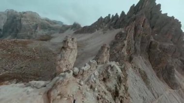 FPV İHA 'sı Cristallo Dağı' nın keskin dağ uçurumlarına yakın uçuyor. İtalya ve Alplerdeki Dolomitler.