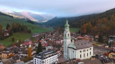 İtalyan Dolomitleri Alpleri 'ndeki Dobbiaco Dağı ve yeşil çayır manzarası, Trentino Alto Adige, İtalya sonbaharda