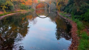 Devils Köprüsü Rakotzbrucke Rododendron Sarayı Peyzaj Parkı Kromlau, Rakotz Gölü, Saksonya, Almanya. 