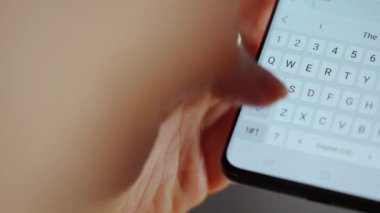 Akıllı telefondan sohbet eden, kısa mesaj yazan, dokunmatik ekran klavyesine dokunan, kurye uygulaması kullanan bir kadın. Cep telefonu tutan kadın..