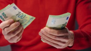 Avro banknotlarını sayan adam, yakın plan. Yatırım, başarı, finansal beklentiler veya kariyer ilerlemesi kavramı.