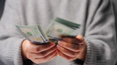 Amerikan Doları 'nı sayan bir kadın, yakın plan. Yatırım, başarı, finansal beklentiler veya kariyer ilerlemesi kavramı.