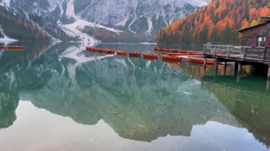 Braies Gölü Lago di Braies, Alp Dağları, Dolomitler, İtalya, İtalya, İtalya Alplerinde Güzel Göl, Sonbaharda Lago di Braies. 