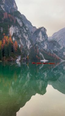 Braies Gölü Lago di Braies, Alp Dağları, Dolomitler, İtalya, İtalya, İtalya Alplerinde Güzel Göl, Sonbaharda Lago di Braies. 