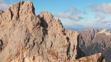 Val Gardena, Trentino-alto Adige, İtalya 'daki Puez Odle Doğa Parkı' nda Seceda Dağı Alpe di Seceda Havadan Görünümü.