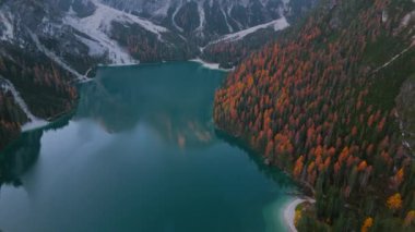 Lago di Braies Gölü 'nün havadan görünüşü, ahşap köprüsü ve Alp Dağları' nda tekneleri olan romantik bir yer, Dolomitler, İtalya, Avrupa, İtalyan Alplerinde güzel bir göl, Lago di Braies in
