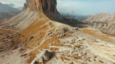 FPV İHA 'sı Cristallo Dağı' nın keskin dağ uçurumlarına yakın uçuyor. İtalya ve Alplerdeki Dolomitler.