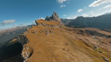 FPV İHA 'sı Alplerdeki Seceda, İtalya' nın keskin dağ uçurumlarına, Dolomite dağlarına yakın uçuyor..