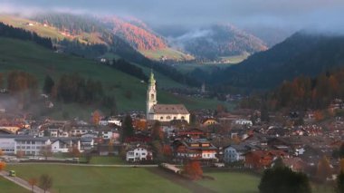 İtalyan Dolomitleri Alpleri 'ndeki Dobbiaco Dağı ve yeşil çayır manzarası, Trentino Alto Adige, İtalya sonbaharda
