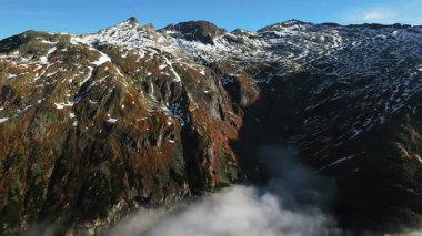 Güzel sonbahar dağ manzarası ve vadide uçan beyaz bulutlar. Alpler, Avusturya