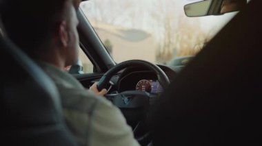 Şehrin sokaklarında araba süren bir adamın arka koltuğu.