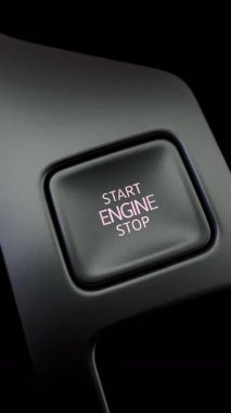 Araba motorunu çalıştırıyorum. Motoru durdurma düğmesinin dikey çekimi. Modern ulaşım ve teknoloji