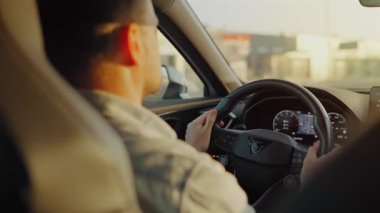 Şehrin sokaklarında araba süren bir adamın arka koltuğu.