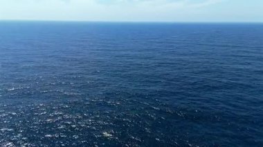 Denizin ya da okyanusun mavi yüzeyinde uçuyorlar. İHA atışı