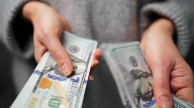 Amerikan Doları 'nı sayan bir kadın, yakın plan. Yatırım, başarı, finansal beklentiler veya kariyer ilerlemesi kavramı.