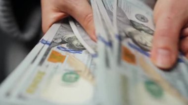 Amerikan Doları 'nı sayan bir kadın, yakın plan. Yatırım, başarı, finansal beklentiler veya kariyer ilerlemesi kavramı.