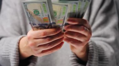 Amerikan Doları 'nı sayan bir kadın, yakın plan. Yatırım, başarı, finansal beklentiler veya kariyer ilerlemesi kavramı.