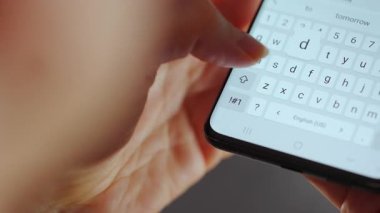 Akıllı telefondan sohbet eden, kısa mesaj yazan, dokunmatik ekran klavyesine dokunan, kurye uygulaması kullanan bir kadın. Cep telefonu tutan kadın..