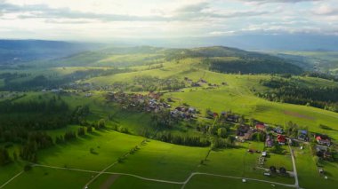 Çevresi manzaralı ve görkemli tepelerle çevrili yemyeşil kırların çarpıcı hava manzarası. Polonya