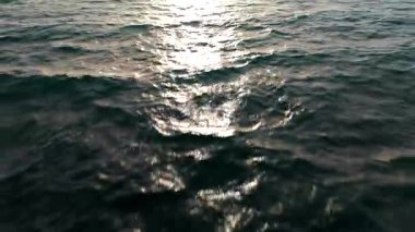 Deniz suyu arka planının havadan görüntüsü. Güneş parlıyor. Soyut deniz yaz okyanusu doğası. Tatil, tatil ve seyahat konsepti. 