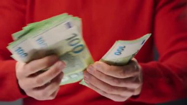 Avro banknotlarını sayan adam, yakın plan. Yatırım, başarı, finansal beklentiler veya kariyer ilerlemesi kavramı.