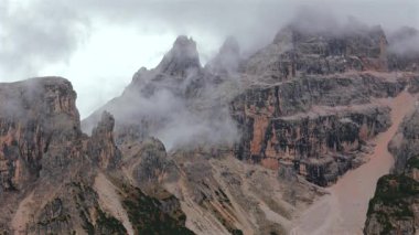 Bulutlarla kaplı yüksek sıradağların havadan görünüşü. Dolomites, İtalya 'daki Cristallo Dağı. Güzel sonbahar manzarası