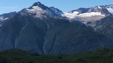 Squamish yakınlarında buzullu dağların havadan görünüşü British Columbia, Kanada.