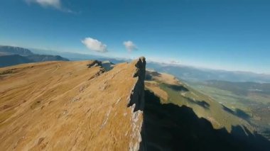 FPV İHA 'sı Alplerdeki Seceda, İtalya' nın keskin dağ uçurumlarına, Dolomite dağlarına yakın uçuyor..