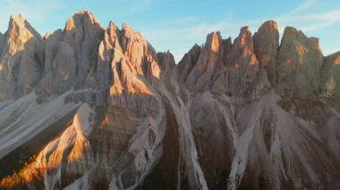 Val Gardena, Trentino-alto Adige, İtalya 'daki Puez Odle Doğa Parkı' nda Seceda Dağı Alpe di Seceda Havadan Görünümü.