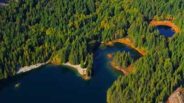 Lucille Gölü 'nün dağlardaki hava manzarası, Whistler yakınlarında. Güzel Kanada doğası. British Columbia, Kanada