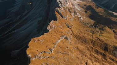 Val Gardena, Trentino-alto Adige, İtalya 'daki Puez Odle Doğa Parkı' nda Seceda Dağı Alpe di Seceda Havadan Görünümü.
