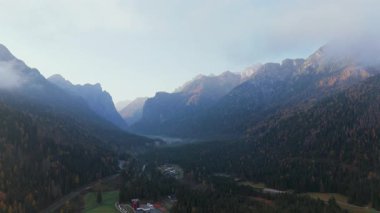 İtalyan Dolomitleri Alpleri 'ndeki Dobbiaco dağ kasabasının hava manzarası ve sis, Trentino Alto Adige, İtalya sonbaharda
