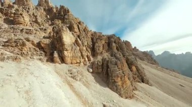 FPV İHA 'sı Cristallo Dağı' nın keskin dağ uçurumlarına yakın uçuyor. İtalya ve Alplerdeki Dolomitler.