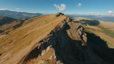 FPV İHA 'sı Alplerdeki Seceda, İtalya' nın keskin dağ uçurumlarına, Dolomite dağlarına yakın uçuyor..