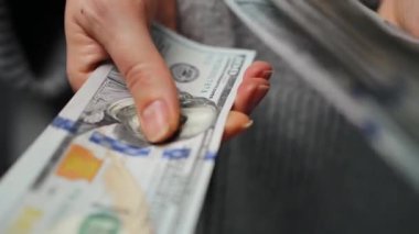 Amerikan Doları 'nı sayan bir kadın, yakın plan. Yatırım, başarı, finansal beklentiler veya kariyer ilerlemesi kavramı.