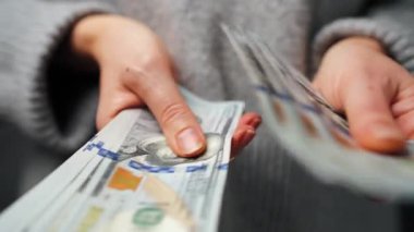 Amerikan Doları 'nı sayan bir kadın, yakın plan. Yatırım, başarı, finansal beklentiler veya kariyer ilerlemesi kavramı.