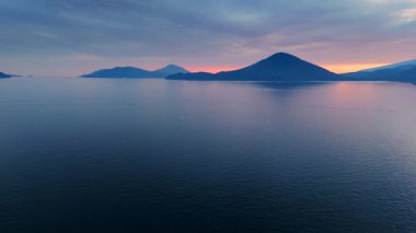 Akşamları Vancouver 'ın kuzeyindeki deniz manzarası. Mavi bulutlu gökyüzü ve dağların siluetleri. British Columbia, Kanada.